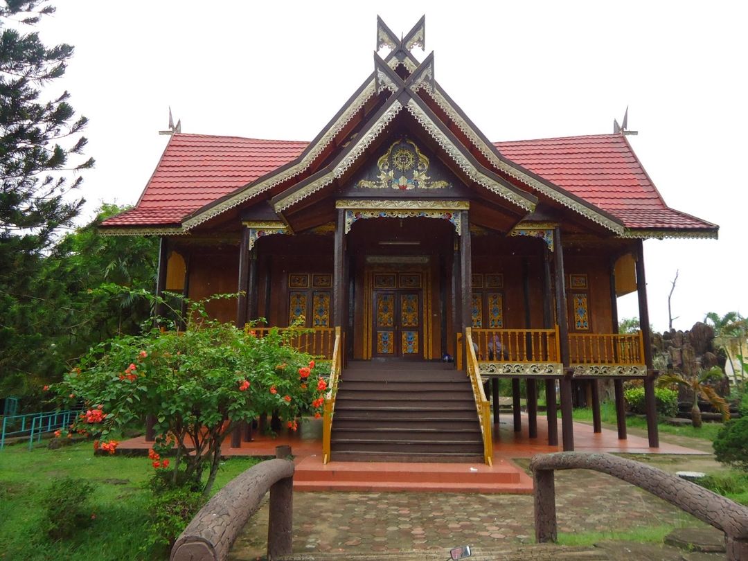 Rumah Adat Jambi Fungsi, Sejarah, Makna, Motif Ukiran & Gambar