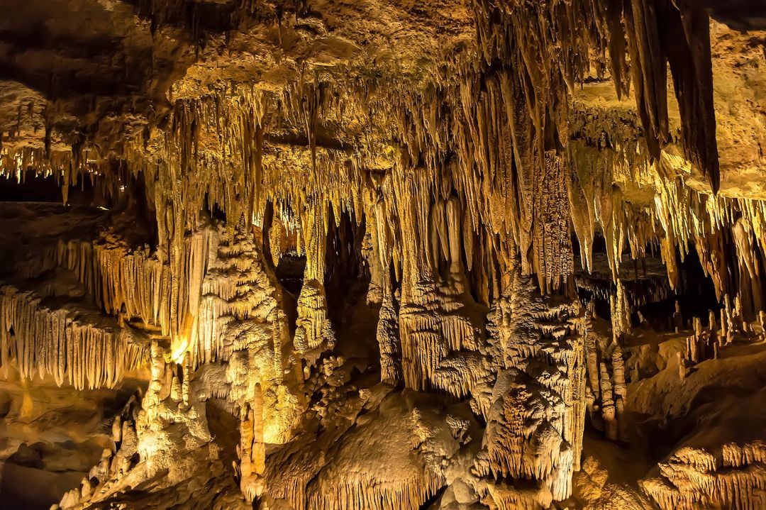 perbedaan stalaktit dan stalagmit